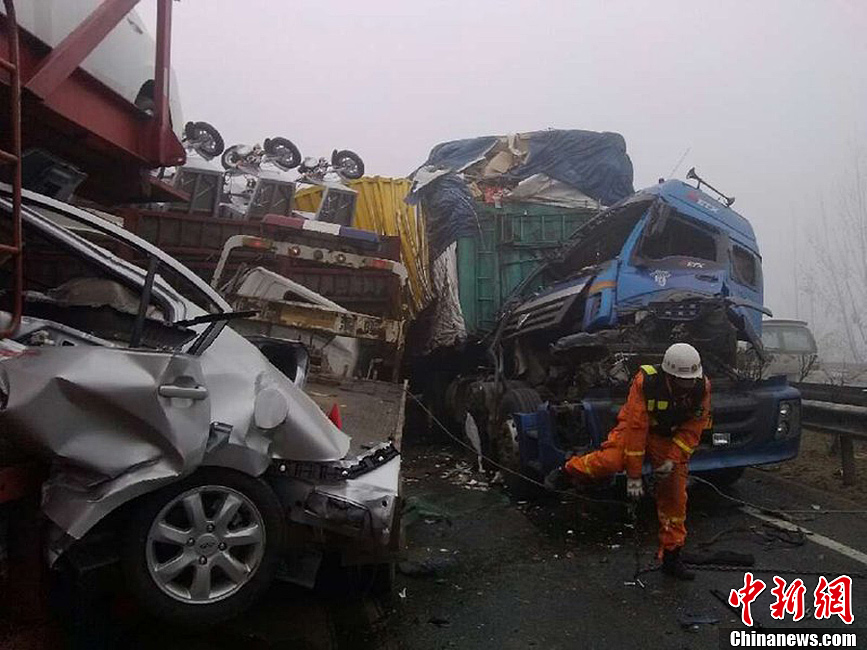 京台高速山东段发生7起连环交通事故已致7死35伤组图