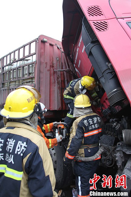 京台高速山东段发生7起连环交通事故已致7死35伤