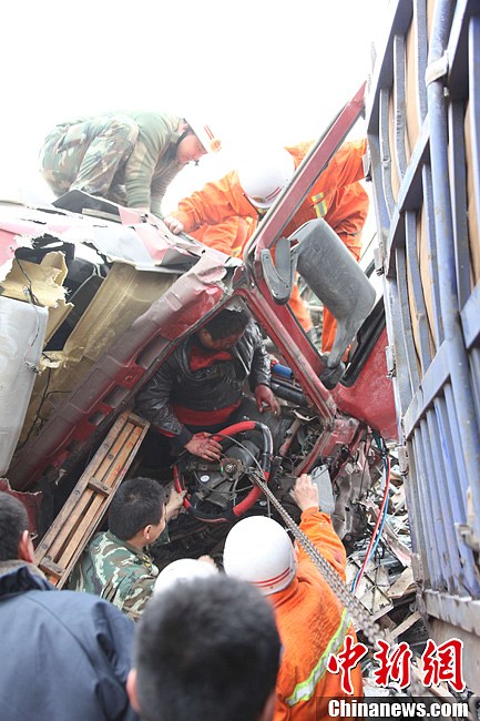 京台高速山东段发生7起连环交通事故已致7死35伤