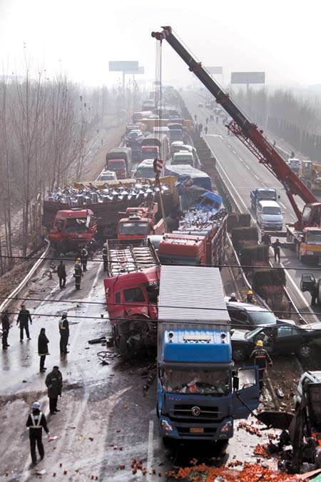 京沪高速山东段120车连环相撞致7死35伤组图
