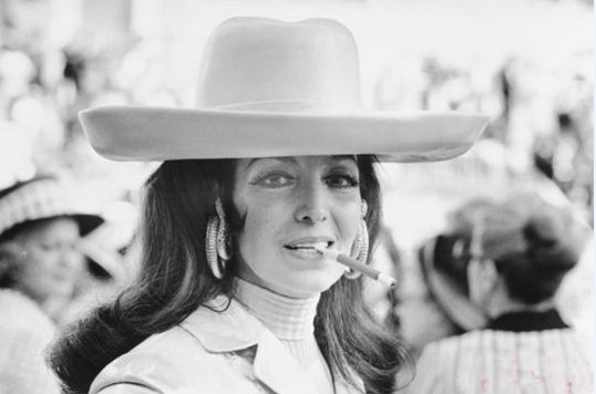 Maria Felix在1971年佩戴的卡地亚蛇形耳环