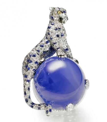 1948年温莎公爵为博红颜一笑，亲自到Cartier总店为温莎夫人定制的卡地亚豹形珠宝，也成为了卡地亚历史上的精彩之作