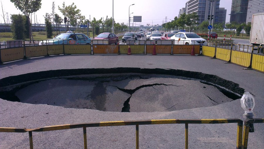 近日,南京地鐵工地突發地陷,造成公交車被陷.