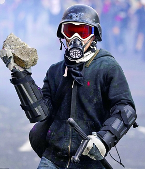 墨西哥新总统暴力示威中就职 警察使用催泪瓦斯