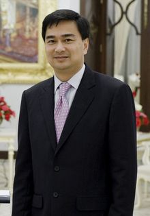 泰国当局6日宣布,前总理阿披实·维乍集瓦和副总理素贴面临谋杀指控