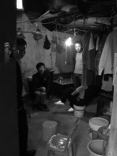 3日晚，疑犯刘双云在工友邓元发的屋子里睡过。屋里是他的湖南老乡。