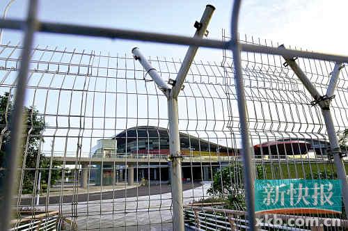 亚运城许多路口被一层铁丝网牢牢包围。 新快报记者宁彪/摄
