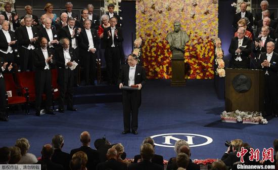 当地时间12月10日，2012年诺贝尔颁奖仪式在瑞典斯德哥尔摩音乐厅举行。图为莫言身着黑色燕尾服手捧诺贝尔奖证书、奖章和奖金支票。