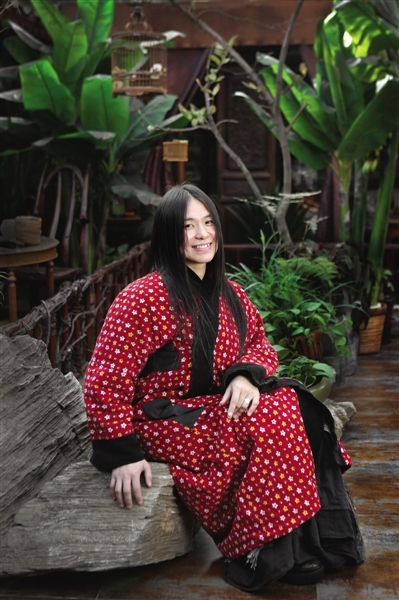 小娟 在大场地演出,只是扩音器不同(图)