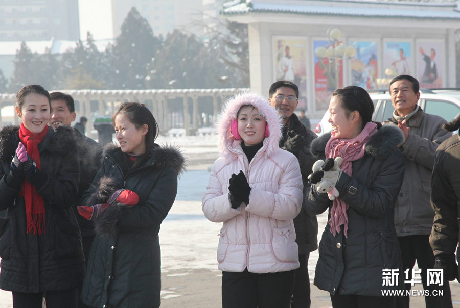 12月12日，在朝鲜首都平壤，身穿民族服装的演员在平壤大剧院门前跳舞庆祝。当日，朝鲜宣布成功发射“光明星3号”卫星后，平壤街头比较平静，偶有庆祝活动举行。新华社记者曾涛摄