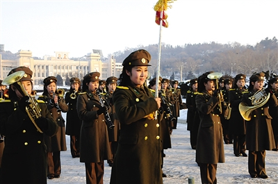 朝鲜人民内务军女子乐团庆祝卫星发射成功。新华社发