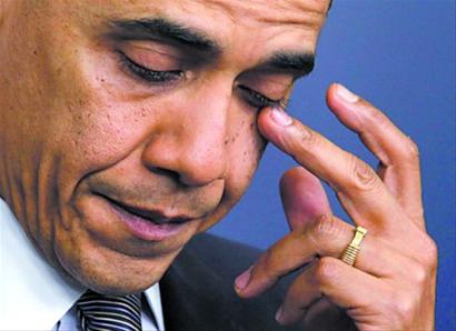 图为同日在白宫，奥巴马在就这起枪击案举行的新闻发布会上拭泪。