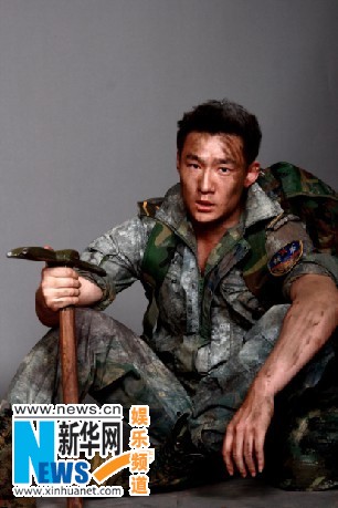 向披靡的铁血真汉子劲头儿,一身蓝白相间的海军服,强劲优美肌肉的体魄