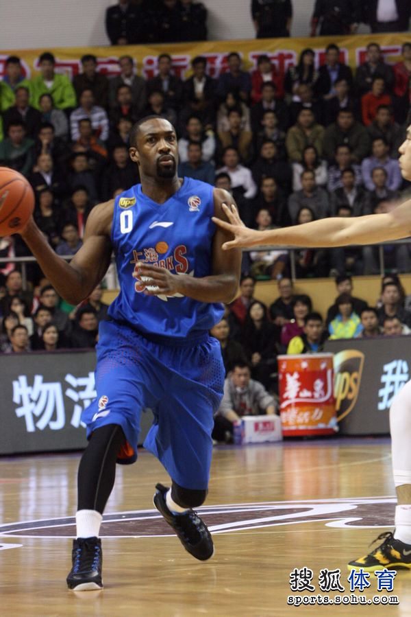 在今天进行的cba常规赛的比赛中,上海男篮客场挑战广东男篮,阿里纳斯