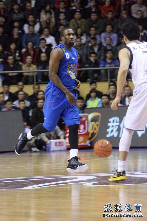 在今天进行的cba常规赛的比赛中,上海男篮客场挑战广东男篮,阿里纳斯