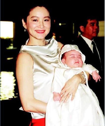 1996年,年届42岁的林青霞诞下了第一个女儿邢爱林.