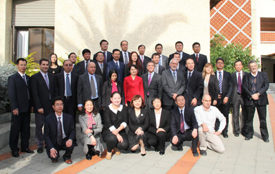 高大使（第二排左六）、诺科特部长（第二排左五）与中国学员