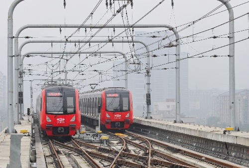 重庆轨道交通1号线沙大段开通     12月20日,两列自重轻型化地铁列车