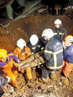 桃园铁路高架化临时轨工程传意外，工人在做基础工程时，因土石坍塌被活埋。图自《中国时报》