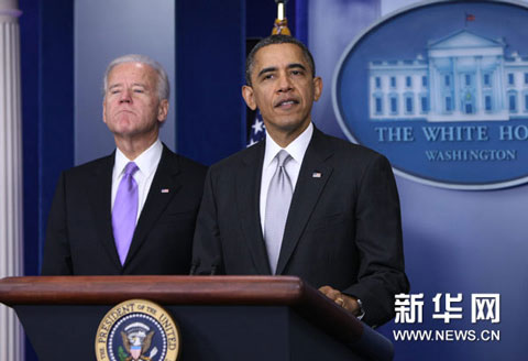 12月19日,美国总统奥巴马(右)与副总统拜登在华盛顿白宫出席记者会
