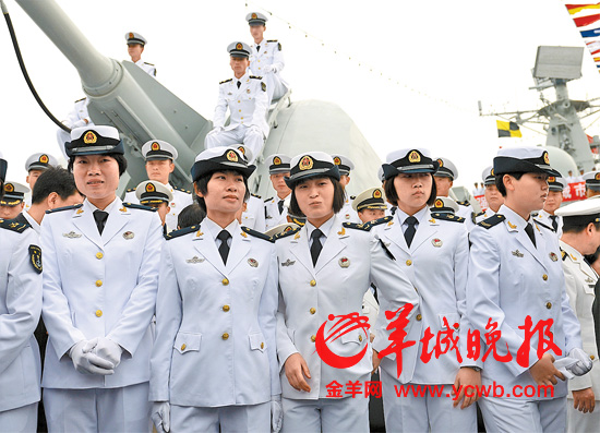 广州舰上身穿白色礼服的女海军 羊城晚报记者 邓勃摄