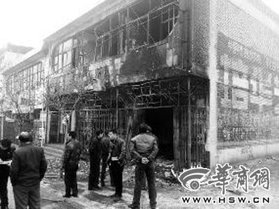 12月26日下午，韩城市龙门镇的一家临时存放瓶装液化气的门面房发生爆炸，老板手部、面部重伤。