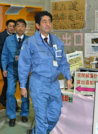 安倍进入核电站设施内部，鼓励东电职员。
