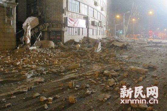 上海一座商务楼顶楼两层楼面凌晨坍塌（图）