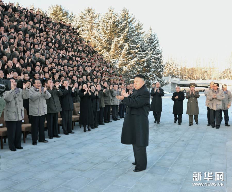 这张朝中社12月30日提供的照片显示，朝鲜最高领导人金正恩前往朝鲜劳动党中央委员会接见为第二颗“光明星3号”卫星发射做出贡献的科技工作者、工人和干部。新华社/朝中社