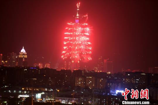 图为从台北圆山饭店拍摄的台北101大楼烟火秀。 董会峰 摄