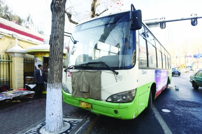 今天9時許,在哈爾濱市道里區友誼路兆麟公園北門附近,一輛26路公交車