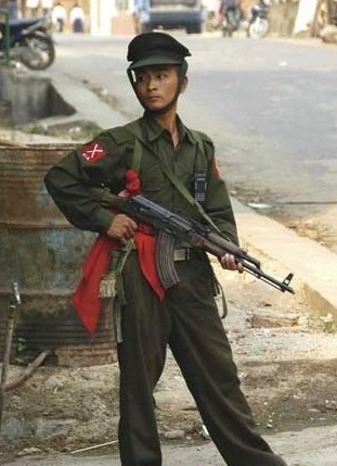 资料图：缅甸街头克钦族士兵。