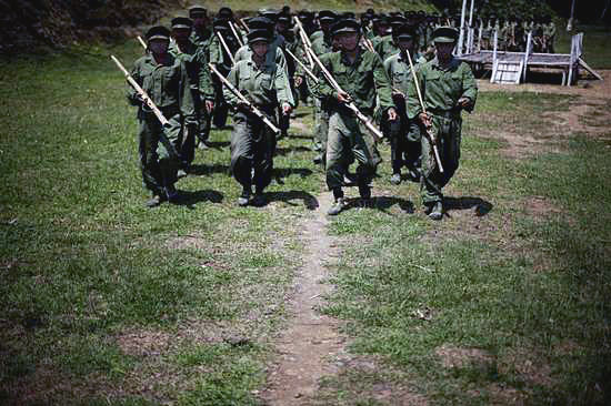 一群刚被招募进克钦独立军的新兵正在训练。