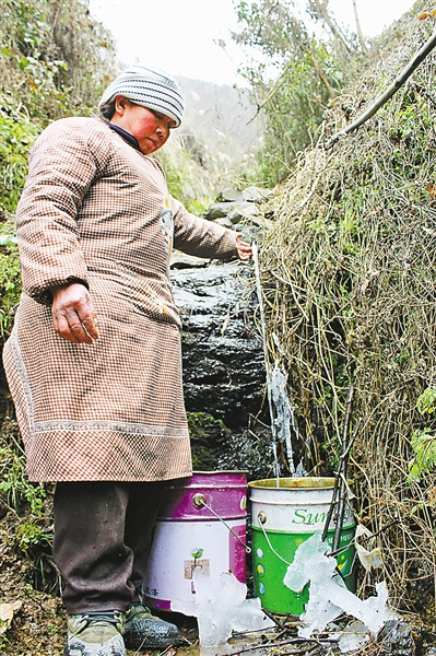张昌术每天就靠接这山泉来保证全家生活用水。