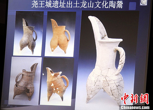 山东日照尧王城遗址的发掘与收获情况时,展示遗址出土的龙山文化陶器
