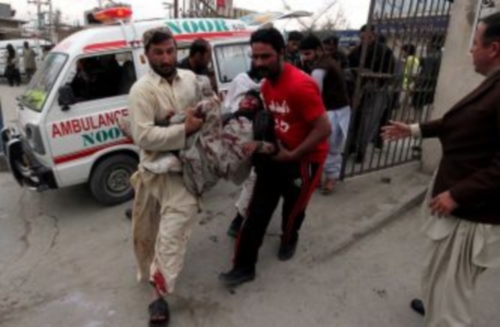 巴基斯坦俾路支省奎达市一家台球厅遭遇连环爆炸，救援人员正在抢救伤者。
