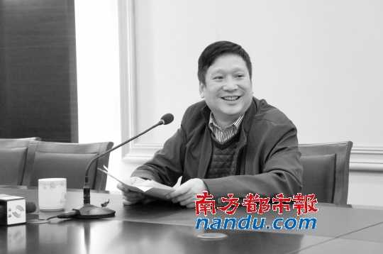 昨日上午,均安镇委副书记,镇长周贤林就落实"十八大"精神接受采访.