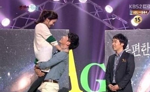 韩男星与女嘉宾互动 下体失控引尴尬(图)
