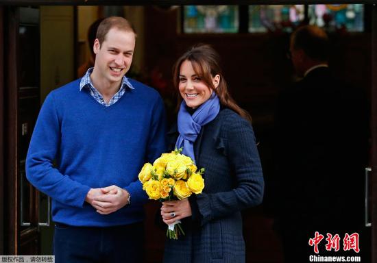 当地时间2012年12月6日，英国伦敦，凯特王妃孕吐好转，与威廉王子一起离开爱德华七世医院。她手捧鲜花，脸上洋溢着准妈妈的喜悦之情。