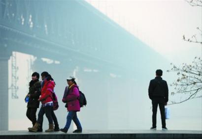 武汉长江大桥在雾霾里 CFP供图