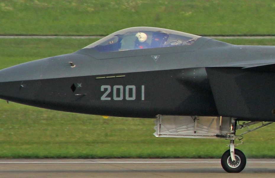 网友拍摄到的正在进行地面测试的2001号歼-20战斗机,可以看到鸭翼转动