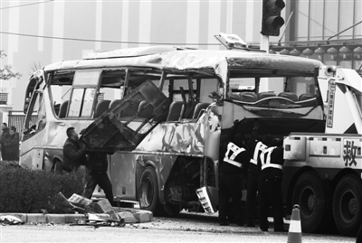 出事车辆。昨日上午，河南郑州接送富士康工人从宿舍到厂区上班的巴士，与其他车辆发生交通意外，目前得知有7人死亡、20余人受伤。 图/CFP