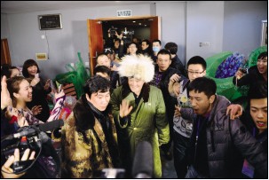 昨晚辽台春晚录制现场，赵本山在弟子和工作人员的护送下上台表演-记者王舜天摄
