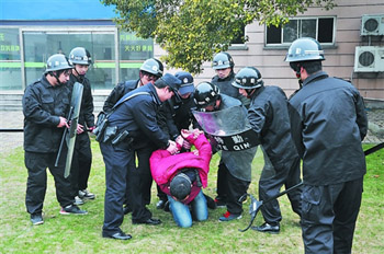 震泽中学组织开展校园突发事件应急演练活动