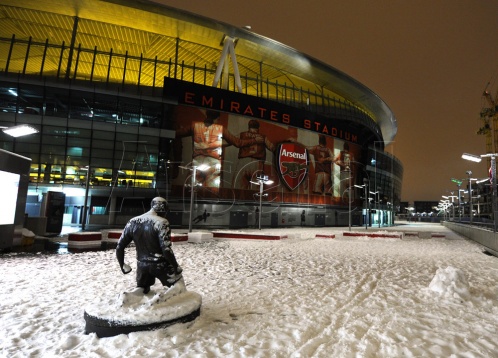 阿森纳主场超美夜景亨利经典滑跪雪中上演图