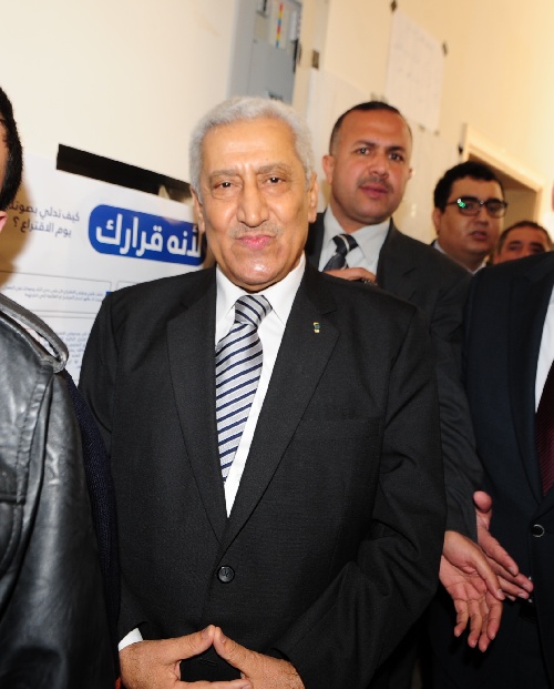 约旦首相阿卜杜拉·恩苏尔在家乡拜勒加省的一处投票站排队等候登记