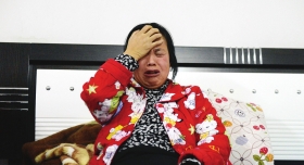 1月24日，陈庆霞在住所回忆事发经过。图/新华社