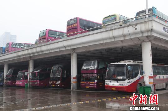 图为2013年春运第一天广西南宁市客运站内流动志愿车为旅客服务.