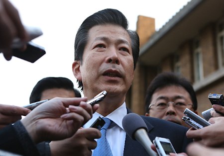 图为日本公明党党首山口那津男在接受媒体采访。来源 日本新闻网