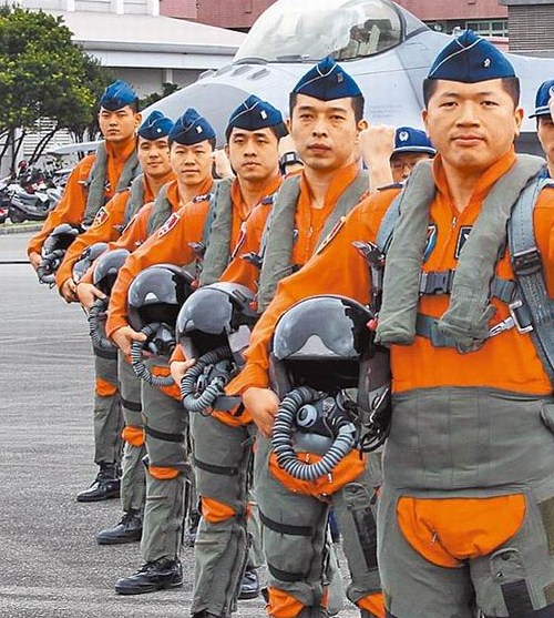 台湾防务部门为防止军人抢退，将设防抢机制，以减少退休金来吓阻。侯世骏摄